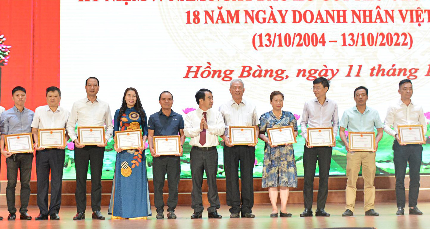  Hội nghị kỷ niệm 77 năm Ngày Bác Hồ gửi thư cho giới Công thương và 18 năm Ngày Doanh nhân Việt Nam (13-10)
